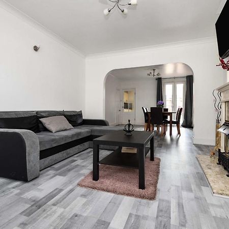 The White Rose Crown, Free Parking & Wifi, 10Beds Villa Colchester Exterior photo